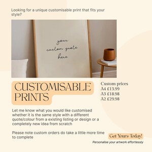 Puede incluir: Impresi&oacute;n enmarcada con el texto "your custom quote here". La imagen tambi&eacute;n incluye el texto "CUSTOMISABLE PRINTS" y "Get Yours Today!". La impresi&oacute;n se muestra con una peque&ntilde;a mesa y un jarr&oacute;n decorativo.