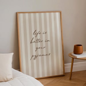 La vida es mejor en pijama, arte mural de rayas beige neutras, arte estético de moda, lámina minimalista para dormitorio, decoración sencilla para el hogar