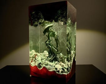Lámpara de noche con figura de monstruo espacial epoxi xenófoba: lámpara de resina para diorama alienígena personalizada, regalos hechos a mano para decoración de mesa