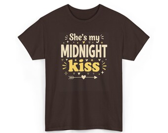 Camiseta "Ella es mi beso de medianoche" / Camiseta con gráfico de tipografía romántica, regalo para él, idea de regalo para San Valentín 2026