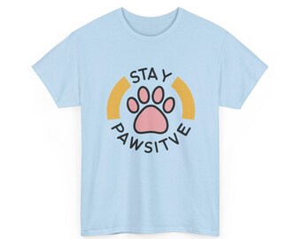 Camiseta unisex con estampado de pata Stay Pawsitive / Linda camiseta para amantes de las mascotas, diseño de pata rosa, mamás de perros, papás de perros, amantes de las mascotas, defensores de los animales, pawsitivity