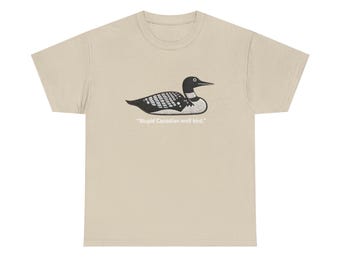 Camiseta unisex con estampado de lobo canadiense / Ilustración de ave somormujo, color verde, naturaleza y vida silvestre.