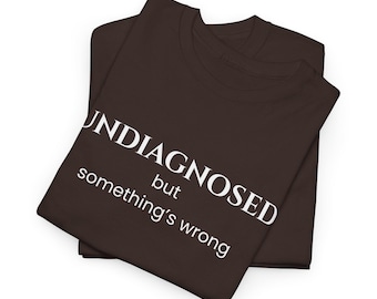 Camiseta "Sin diagnóstico pero algo anda mal" / Camiseta unisex con humor divertido / Camiseta de concienciación médica sobre enfermedades crónicas