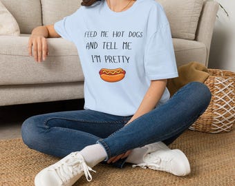 Camiseta divertida con el mensaje "Dame perritos calientes y dime que soy guapa" para chicas y mujeres. Humor divertido. Camiseta con ambiente veraniego.