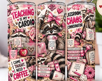Puede incluir: Tres vasos cilíndricos con pajitas de metal con un diseño de estampado de leopardo y rosa. Los gráficos incluyen mapaches, libros, tazas de café y textos como Teaching is my cardio, Classroom chaos coordinator e I came, I taught, I need coffee.