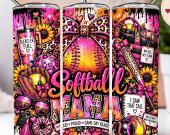 Puede incluir: Tres vasos cilíndricos con tapas y pajitas con un diseño de sóftbol en tonos rosa, naranja y negro. Los gráficos incluyen una pelota de sóftbol, un lazo con estampado de leopardo, girasoles, gafas de sol y los textos Softball Mama, Bleacher Fuel y I Saw That Call.