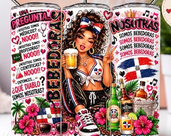 Puede incluir: Un vaso cilíndrico con una ilustración gráfica de una persona con cabello rizado sosteniendo una cerveza, rodeada de texto en español, la bandera de la República Dominicana, flores tropicales, hojas de palma y botellas de alcohol.