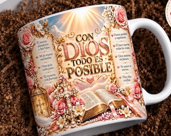Puede incluir: Una taza de cerámica blanca con un diseño religioso que incluye rosas rosadas, una cruz dorada, una Biblia abierta y el texto CON DIOS TODO ES POSIBLE. El diseño presenta rayos de luz, corazones pequeños y frases en español a los lados.