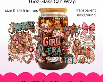 Puede incluir: Un diseño de envoltura para lata de vidrio de 473 ml con ilustraciones de caballos, incluyendo un caballo, silla de montar, sombrero vaquero, botas y lazos. El texto incluye 'HORSE', 'BORN TO RIDE GIRL ERA', 'SADDLE UP DARLIN' y 'OFFICIALLY ON THE NAUGHTY LIST'. Tamaño 24,77x12,7 cm.