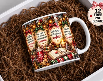 Puede incluir: Una taza de cerámica blanca con un diseño navideño que presenta cuatro paneles rectangulares con texto en español, rodeados de ilustraciones de regalos, un hombre de jengibre, un libro, gafas y luces navideñas cálidas.