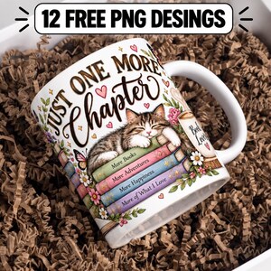 Puede incluir: Una taza de cerámica blanca con el gráfico de un gato atigrado durmiendo sobre una pila de libros coloridos. El texto dice "JUST ONE MORE Chapter" con "More Books", "More Adventures", "More Happiness" y "More of What I Love" en los lomos de los libros.