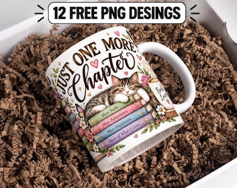 Puede incluir: Una taza de cerámica blanca con el gráfico de un gato atigrado durmiendo sobre una pila de libros coloridos. El texto dice "JUST ONE MORE Chapter" con "More Books", "More Adventures", "More Happiness" y "More of What I Love" en los lomos de los libros.