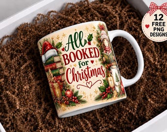 Puede incluir: Una taza de cerámica blanca con una ilustración navideña festiva que muestra una pila de libros, un gorro de Papá Noel, acebo y una persona leyendo. El texto All BOOKED for Christmas aparece en letras verdes y rojas con estrellas.