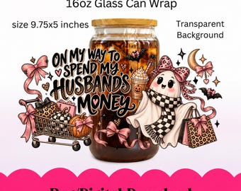 Puede incluir: Un diseño de envoltura para lata de vidrio de 473 ml con el texto ON MY WAY TO SPEND MY HUSBANDS MONEY. El gráfico incluye un fantasma con un lazo de estampado de leopardo, un carrito de compras con calabazas, lazos rosas, murciélagos y una luna.