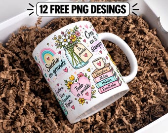 Puede incluir: Una taza de cerámica blanca con ilustraciones coloridas de un frasco lleno de flores, un arcoíris, un corazón rosa y una pila de libros. La taza incluye textos en español como Sueña en grande, Todo es posible y Cree en ti siempre.