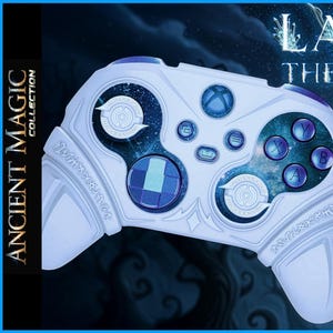 Op de afbeelding: Witte en blauwe Xbox-controller met de tekst "LANNI THE WITCH" en "ANCIENT MAGIC COLLECTION". De controller heeft een gedetailleerd ontwerp met blauwe knoppen en accenten. Een illustratie van een tovenaar staat op de achtergrond.