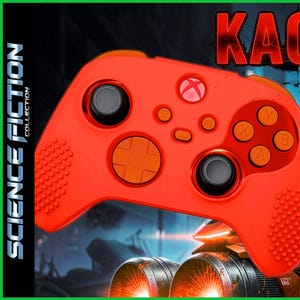 Può includere: Controller Xbox arancione brillante con pulsanti e dettagli neri. La parola "KAORI" è visualizzata in rosso. L'immagine fa parte della "SCIENCE FICTION COLLECTION". Una donna in tuta rossa e nera è sullo sfondo.