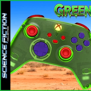 Peut inclure: Une manette Xbox verte avec des accents rouges et violets, et les mots "GREEN MAN" en lettres vertes dégoulinantes. Un extraterrestre vert avec un pistolet laser dans un paysage désertique. Collection Science Fiction.