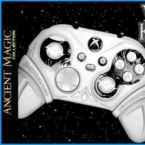 Może przedstawiać: Biały kontroler Xbox z motywem Wolf Knight. Kontroler posiada czarno-białą grafikę z tekstem "WOLF KNIGHT" i "ANCIENT MAGIC COLLECTION". Tło to gwiaździsta noc z pełnią księżyca i wilkołakiem.