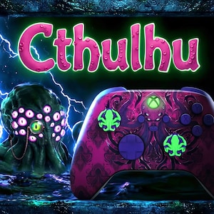 Könnte beinhalten: Ein kabelloser Videospiel-Controller mit einer dunkelrosa-schwarzen gemusterten Schale und zwei hellgrünen, oktopusförmigen Tasten. Das Wort Cthulhu steht in großen rosa Buchstaben über einem dunkelgrünen, vieläugigen Wesen mit einem Monokel.