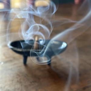 Novità! Porta incenso in ghisa a forma di canoa, ideale per bastoncini, coni o incenso sfuso.