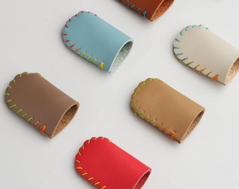 Dedal de cuero hecho a mano con costuras de arcoíris / Protector de dedos Sashiko de cuero italiano suave / Herramienta de acolchado de fácil adaptación / Ajuste personalizado