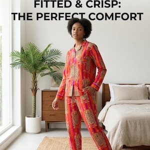K&ouml;nnte beinhalten: Eine Frau tr&auml;gt ein Tigerstreifen-Loungeset. Das Set besteht aus einem Hemd mit Kn&ouml;pfen und einer Hose mit vertikalem Streifen- und Tigerprint-Design in Orange- und Rosat&ouml;nen. Der Text auf dem Bild lautet: "FITTED & CRISP: THE PERFECT COMFORT."