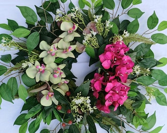 Orchideekrans met roze bloemen. Kunstmatig groen phalenopsis orchidee deurdecor. Tropische zomercadeaukrans.