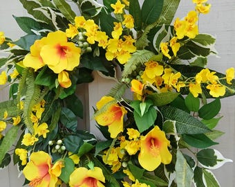 Ghirlanda tropicale di ibisco e orchidee. Composizioni floreali esotiche per la porta d'ingresso. Decorazioni hawaiane per il portico.