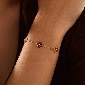 Personalisiertes Geburtsstein-Kleeblatt-Armband, individueller Familien-Geburtssteinschmuck, personalisiertes Glücksklee-Armband mit vier Blättern, Geburtstagsgeschenk, Geschenk für Sie