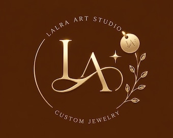 Peut inclure: Un logo doré sur fond marron foncé représentant les lettres LA dans une police serif stylisée. Le texte LALRA ART STUDIO et CUSTOM JEWELRY entoure les lettres. Un petit médaillon circulaire avec LA et une branche sont inclus.