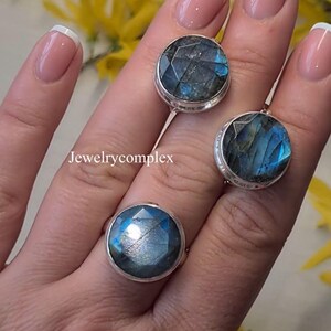 Conjunto de joias artesanais, com pedra preciosa labradorita multicolorida, anel de labradorita natural e brincos em prata de lei 925.