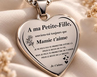 Peut inclure: Un pendentif en forme de cœur de couleur argentée gravé avec le texte A ma Petite-Fille, souviens-toi toujours que Mamie t'aime, accompagné d'une illustration florale et de plusieurs petits cœurs sur la surface avant du bijou.