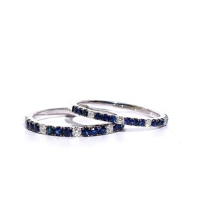 Anillo/banda de media eternidad con diamantes y zafiro azul pavé de 18 k