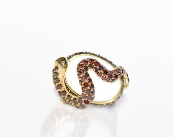 Anillo de serpiente con pavé de 14 k en ágata blanca y diamantes rojos y champán