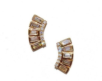Pendientes de oro amarillo de 18 quilates con diamantes naturales talla baguette en forma de abanico.