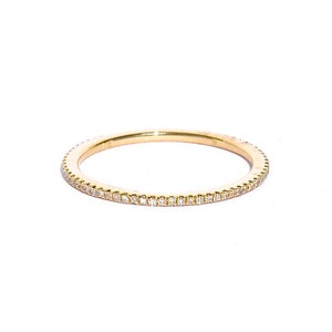 Anillo de eternidad con micropavé de diamantes de 18 quilates imagen 6