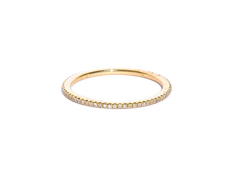 Anillo de eternidad con micropavé de diamantes de 18 quilates imagen 6