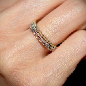 Anillo de eternidad con micropavé de diamantes de 18 quilates imagen 3