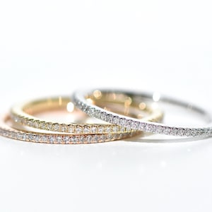 Anillo de eternidad con micropavé de diamantes de 18 quilates imagen 1