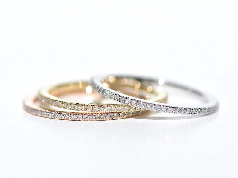 Anillo de eternidad con micropavé de diamantes de 18 quilates imagen 1