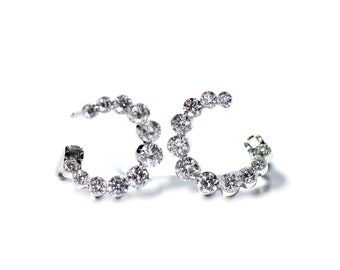 Pendientes de aro con diamantes frontales en oro de 18 quilates