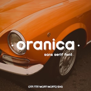 Peut inclure: Une voiture orange vintage avec un pare-chocs et un phare chromés. Le texte "oranica" en police sans empattement blanche est superposé à la voiture. Le texte "sans serif font" est en dessous.