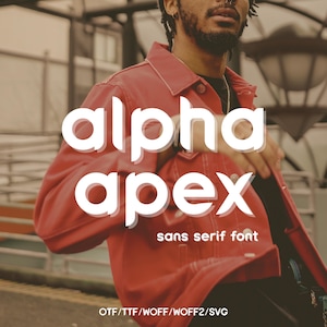 Puede incluir: Chaqueta roja con texto blanco "alpha apex sans serif font". La chaqueta la lleva una persona. La parte inferior de la imagen incluye el texto "OTF/TTF/WOFF/WOFF2/SVG".