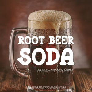Op de afbeelding: Een glazen mok gevuld met donkerbruine wortelbier-frisdrank met een dikke witte schuimkraag. De tekst ROOT BEER SODA staat in grote witte letters, met DISPLAY BUBBLE FONT en OTF/TTF/WOFF/WOFF2/SVG in kleinere witte letters eronder.