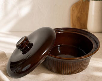 Large Vintage Brown Ribbed Stoneware Casserole Dish with Lid | Glossy Ceramic Baking Pot | Retro Oven-to-Table Cookware | Cottage Kitchen