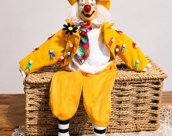 Vintage Porzellan Clown Puppe | Gelbe Spaßvogel Figur | Sammler Regal Dekor | Retro Zirkus-Clown | Puppe mit baumelndem Bein | Einzigartiges Geschenk