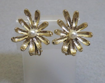 Vintage Metal Daisy Flower Clip Earrings, Goldtone  Metal, 1960s