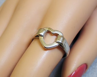 Pretty Vintage Sterling Silver Heart Ring - Size 8.50