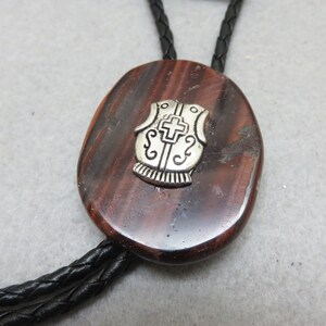 Red Tiger&#39;s Eye Bolo Tie: Knight&#39;s Armour Accent, 36&quot; Leather Cord
